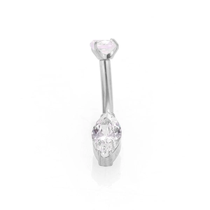 Dettaglio macro del piercing all'ombelico in titanio G23 con zircone rosa taglio marquise