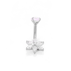 Dettaglio del piercing all'ombelico in titanio G23 con fiore di zircone e pietra rosa