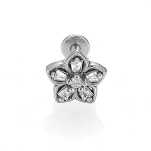 Detalle de un piercing de flor en acero 316L con cristales y base plana de rosca