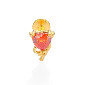 Primer plano de un labret de corazón con circón rojo y base dorada de acero inoxidable 316L