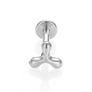 Vista macro de piercing labret en acero 316L con diseño de tres hojas y base plana