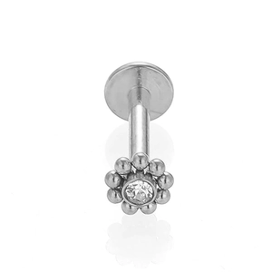 Détail macro d'un piercing fleur en acier inoxydable 316L avec un oxyde de zirconium