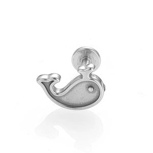 Detalle macro de piercing labret ballena en acero inoxidable 316L con acabado pulido mate