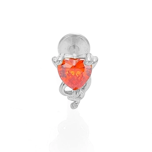 Detalle de piercing labret de acero 316L con circonita de corazón rojo y tallado plateado