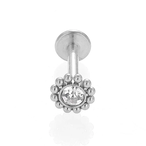 Détail du piercing labret en acier 316L avec fleur en zircon et base plate argentée