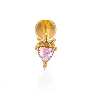 Detalle de piercing labret dorado 316L con corona y circonita rosa en forma de corazón