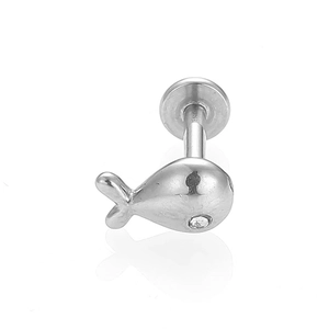 Primer plano de piercing labret ballena de plata con sello 925 y acabado pulido
