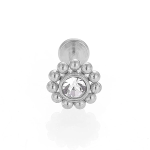 Détail macro du piercing labret fleur en acier inoxydable 316L avec pierre de zircon