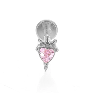 Vista detallada del piercing labret con cristal rosa de corazón y engaste de corona