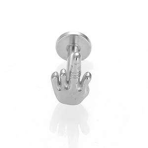 Vista detallada de piercing plano de acero 316L con diseño de gesto de dedo corazón