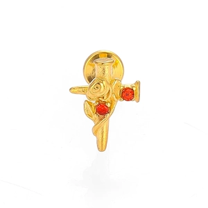 Vista macro de labret de acero 316L dorado con diseño de rosa y circonitas rojas brillantes