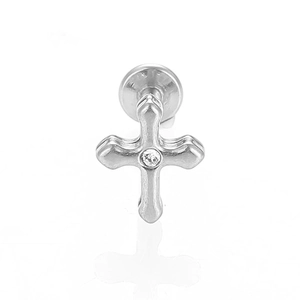 Detalle de piercing labret de acero 316L en forma de cruz con circonita