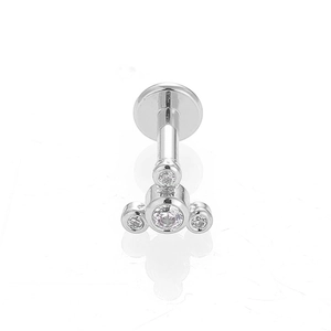 Vue détaillée du labret en acier 316L avec quatre zircons brillants étincelants