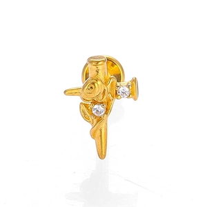 Detalle de piercing de cruz en acero dorado 316L con rosa en relieve y circonitas