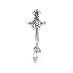 Detalle de piercing de espada en acero 316L con incrustación de circón brillante