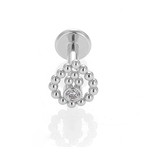 Détail de piercing labret en acier 316L avec fleur en cristal et base plate ronde