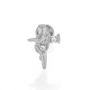 Vista detallada del piercing labret de acero 316L con rosa plateada e incrustación de circón
