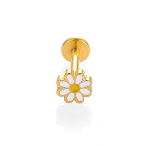 Gros plan d'un piercing marguerite doré avec pétales en émail blanc et cœur jaune