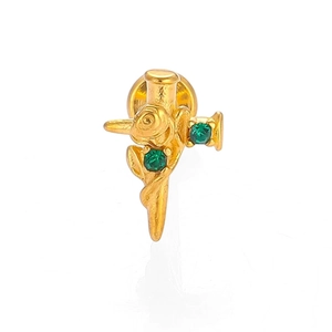 Detalle del pendiente de acero 316L dorado con daga y rosa y circonita verde engastada