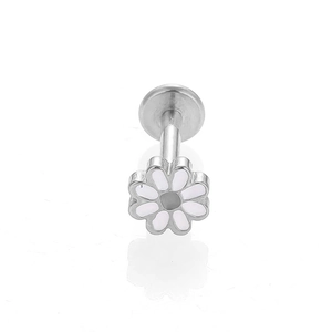 Détail macro d'un piercing fleur marguerite en acier 316L avec pétales en émail blanc