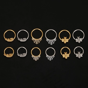 Set de piercings con colgantes de pluma, telaraña y abeja en acabados dorado y plateado
