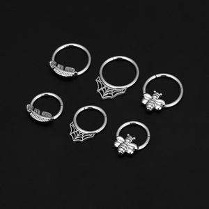 Selección de anillos piercing 16G plata con dijes de abeja, telaraña y pluma