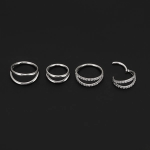 Détail de l'ensemble de piercings de nez en acier argenté avec double anneau et zircons