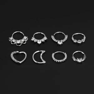 Detailansicht von 8 silbernen Nasenringen mit Herz-, Mond- und Zirkon-Designs