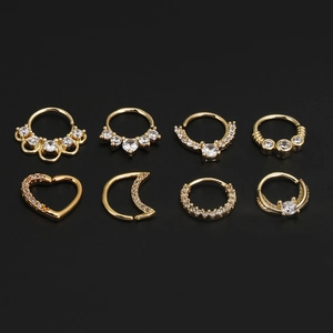 Detailset aus 8 goldenen Piercingringen mit Herz- und Mondmotiven und Zirkonia-Steinen