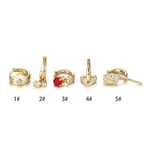 Set de boucles d'oreilles en cuivre doré avec rose en zircon et breloques en cœur