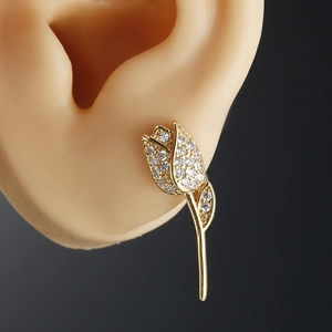Élégantes boucles d'oreilles tulipes dorées avec pavé de zircons sur oreille silicone