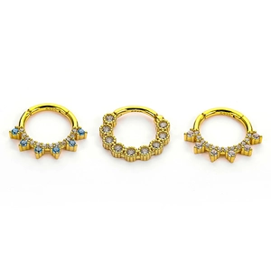 Vue macro de boucles d'oreilles en argent 925 avec zircons roses et blancs sertis en micro