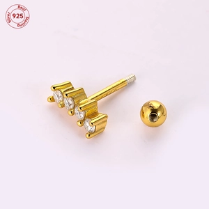 Boucle d'oreille en argent S925 plaqué or 18K avec quatre zircons et fermoir à vis