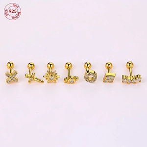 Clous d'oreilles en argent S925 doré avec divers designs géométriques et moissanite