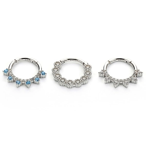 Détail de créoles en argent S925 serties de zircons bleus et blancs pour cartilage