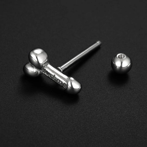 Piercing de langue en acier argenté en forme de crâne avec une gravure provocatrice