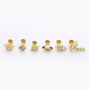 Detailopname van 316L vergulde labret studs met zirkonia vlinder- en oogontwerpen in goud