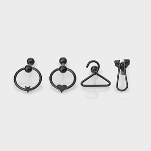 Set piercing in acciaio nero con orecchini a forma di stella, cuore e appendiabiti