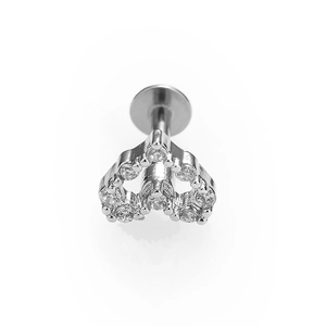 Gros plan du piercing labret couronne en acier inoxydable 316L avec zircons brillants