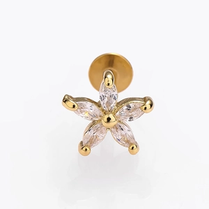 Gros plan du piercing labret en acier 316L doré avec pétales en zircone marquise