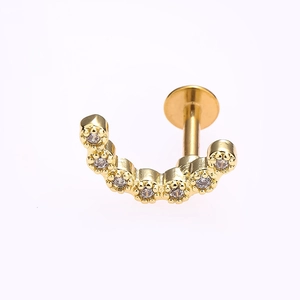 Détail du clou à fond plat en acier inoxydable 316L doré avec zircone cubique courbé