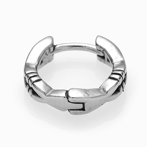 Dettaglio dell'orecchino huggie argento con texture geometrica e chiusura a cerniera