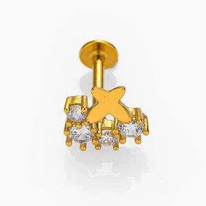 Vista macro dettagliata di un piercing labret a farfalla dorata con zirconi lucidi