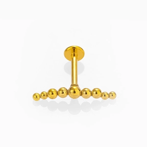 Détail du labret 16G en acier inoxydable doré avec perles incurvées pour piercings