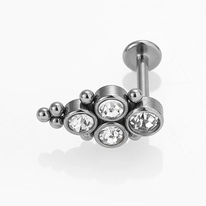 Detalle de piercing labret en acero 316L con cuatro brillantes circonitas cúbicas engastadas