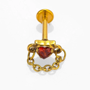 Boucle d'oreille 16G cœur or avec cristal rouge et chaîne sur fond blanc