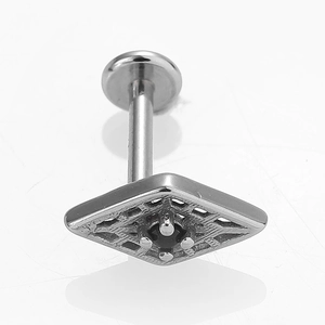 Macro de piercing labret de acero 316L con circonita negra y diseño de rombo tallado