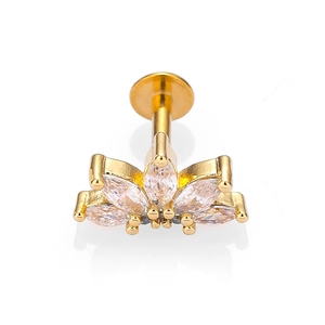 Vue détaillée du piercing labret lotus doré orné de cinq zircons blancs marquises