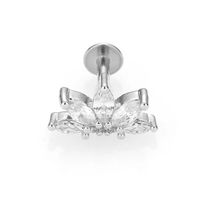 Vue macro d'un labret en acier 316L avec un design de lotus en zircons marquises
