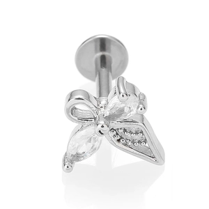 Détail macro du labret papillon avec aile en zircone et design à dos plat